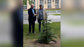 Выпускники Сибстрина, отмечая юбилей успешного профессионального пути, посадили дерево на территории университета