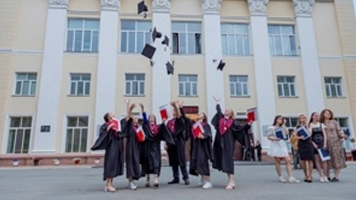 В НГАСУ (Сибстрин) прошла торжественная церемония для выпускников 2023 года 