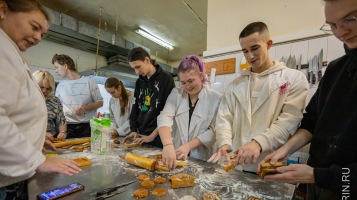 Сотрудники и студенты НГАСУ (Сибстрин) испекли для бойцов СВО новогодние пряники