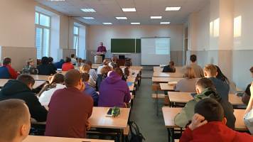 Для первокурсников университета прошла открытая лекция, посвященная Дню Неизвестного Солдата