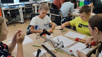 Центр довузовского образования НГАСУ (Сибстрин) научил школьников из Оби строить прочные мосты из макаронных изделий