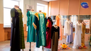 Что носили Ромео и Джульетта: в Сибстрине прошла выставка костюмов театр-студии «Пилигрим»