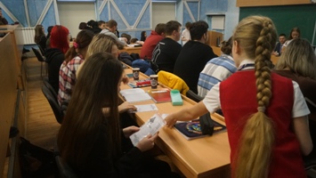 Первокурсники НГАСУ (Сибстрин) написали письма поддержки участникам СВО и вложили в них обереги