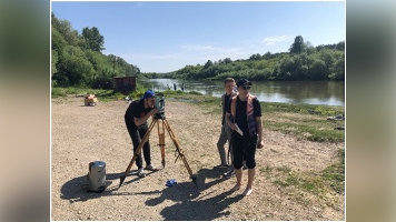 Студенты-экологи и гидротехники прошли гидрометрическую практику на реке Иня