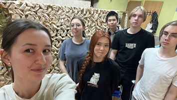 Студенты НГАСУ (Сибстрин) продолжают плести маскировочные сети для участников СВО