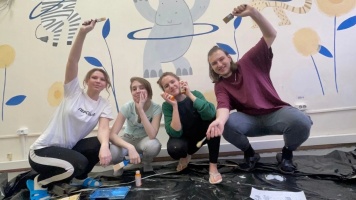 Студенты-архитекторы расписали кабинет ЛФК для детского благотворительного фонда «Солнечный город»