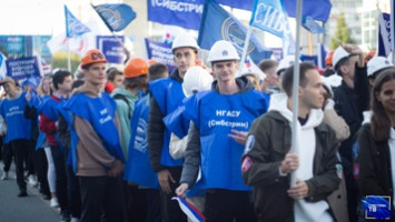 Более 500 первокурсников Сибстрина принесли клятву на V Параде российского студенчества в Новосибирске