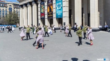 Студенты Сибстрина станцевали майский вальс перед НОВАТом