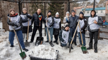 Эковолонтеры НГАСУ (Сибстрин) помогают в уборке Новосибирского зоопарка
